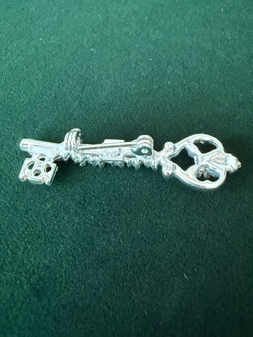 Vintage Skeleton Key Brooch Blue Rhinestones Pin Victorian Silver Tone Dainty - Picture 5 of 8